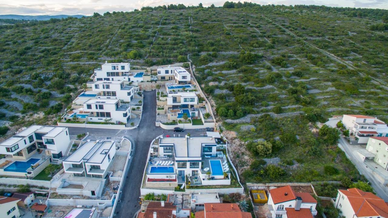 Holiday Home Olive Exclusive - 8 People, Heated Pool, Okrug Gornji, Sea View 特罗吉尔 外观 照片