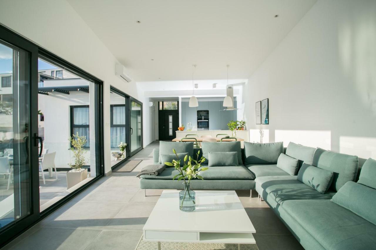 Holiday Home Olive Exclusive - 8 People, Heated Pool, Okrug Gornji, Sea View 特罗吉尔 外观 照片