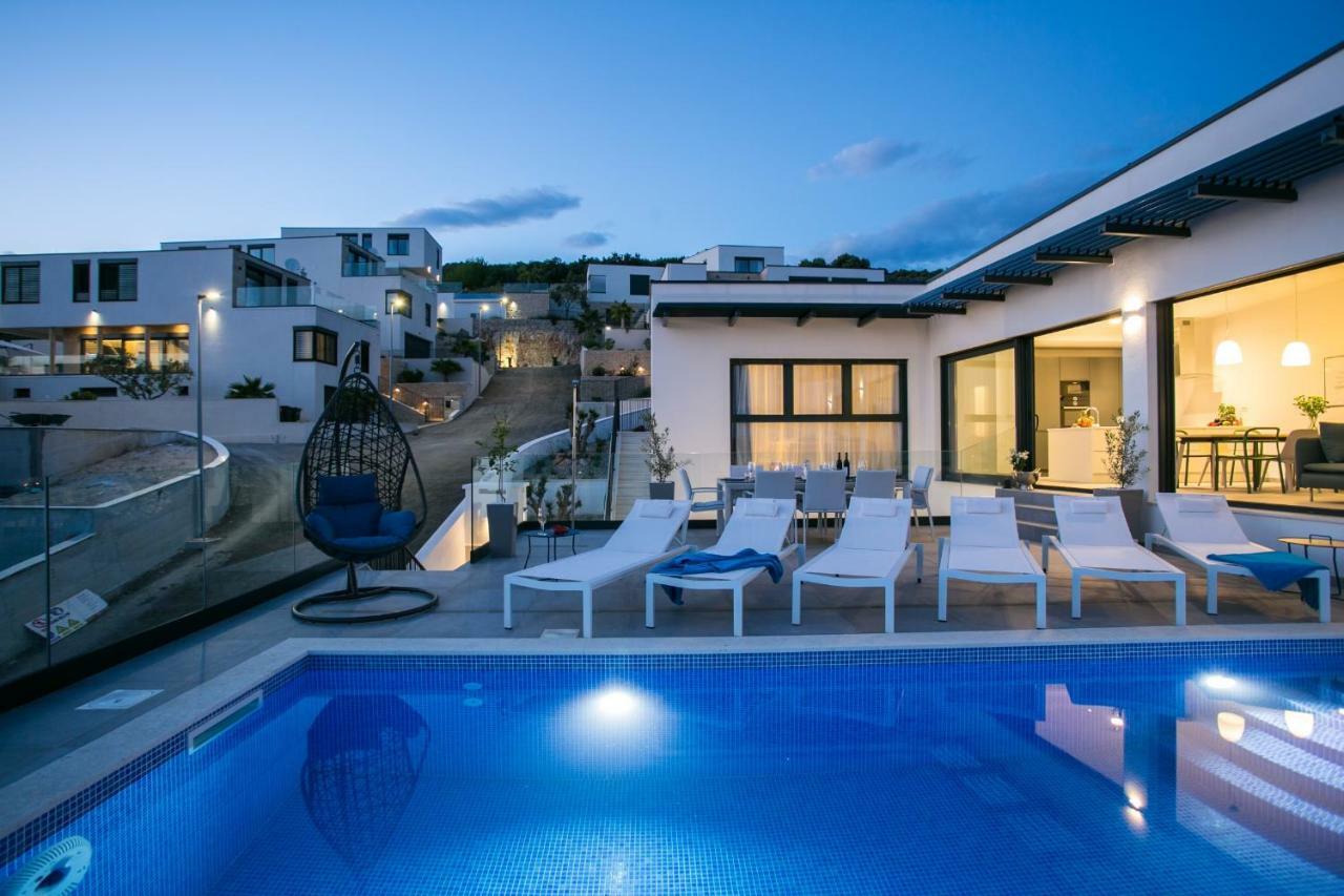 Holiday Home Olive Exclusive - 8 People, Heated Pool, Okrug Gornji, Sea View 特罗吉尔 外观 照片