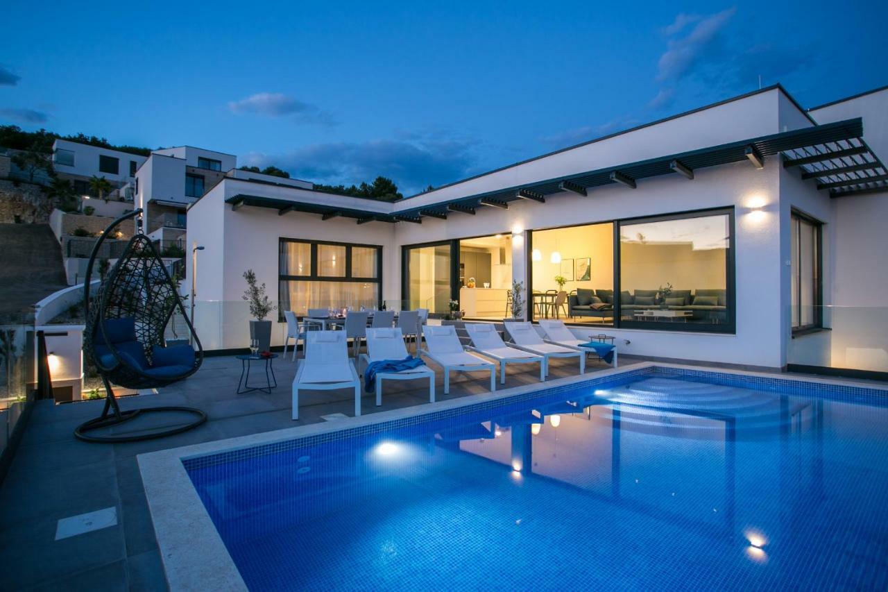 Holiday Home Olive Exclusive - 8 People, Heated Pool, Okrug Gornji, Sea View 特罗吉尔 外观 照片