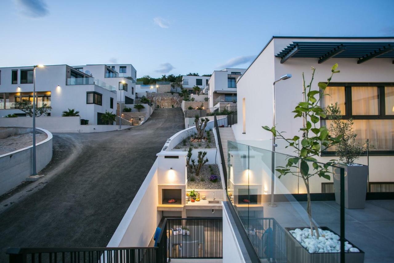 Holiday Home Olive Exclusive - 8 People, Heated Pool, Okrug Gornji, Sea View 特罗吉尔 外观 照片