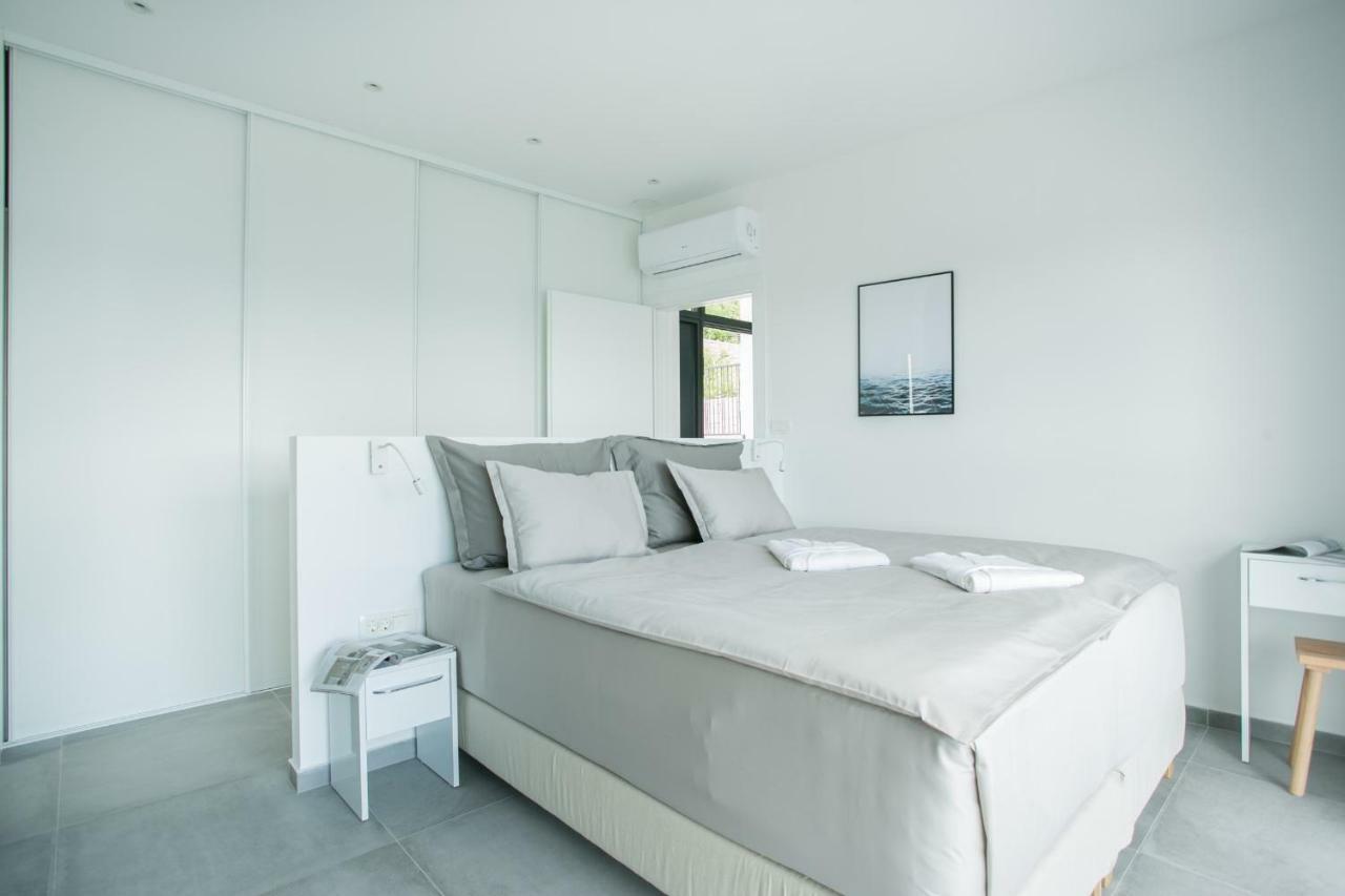 Holiday Home Olive Exclusive - 8 People, Heated Pool, Okrug Gornji, Sea View 特罗吉尔 外观 照片