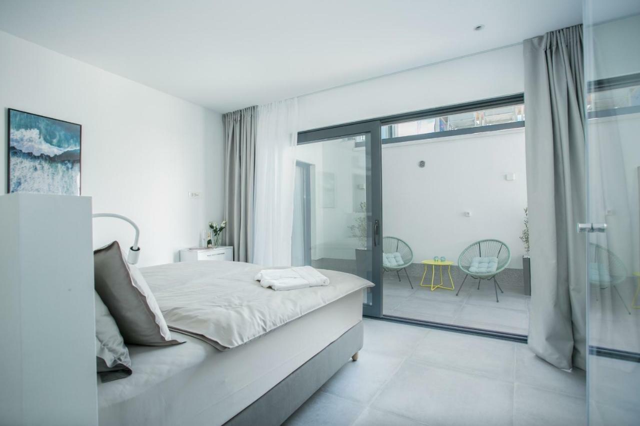 Holiday Home Olive Exclusive - 8 People, Heated Pool, Okrug Gornji, Sea View 特罗吉尔 外观 照片