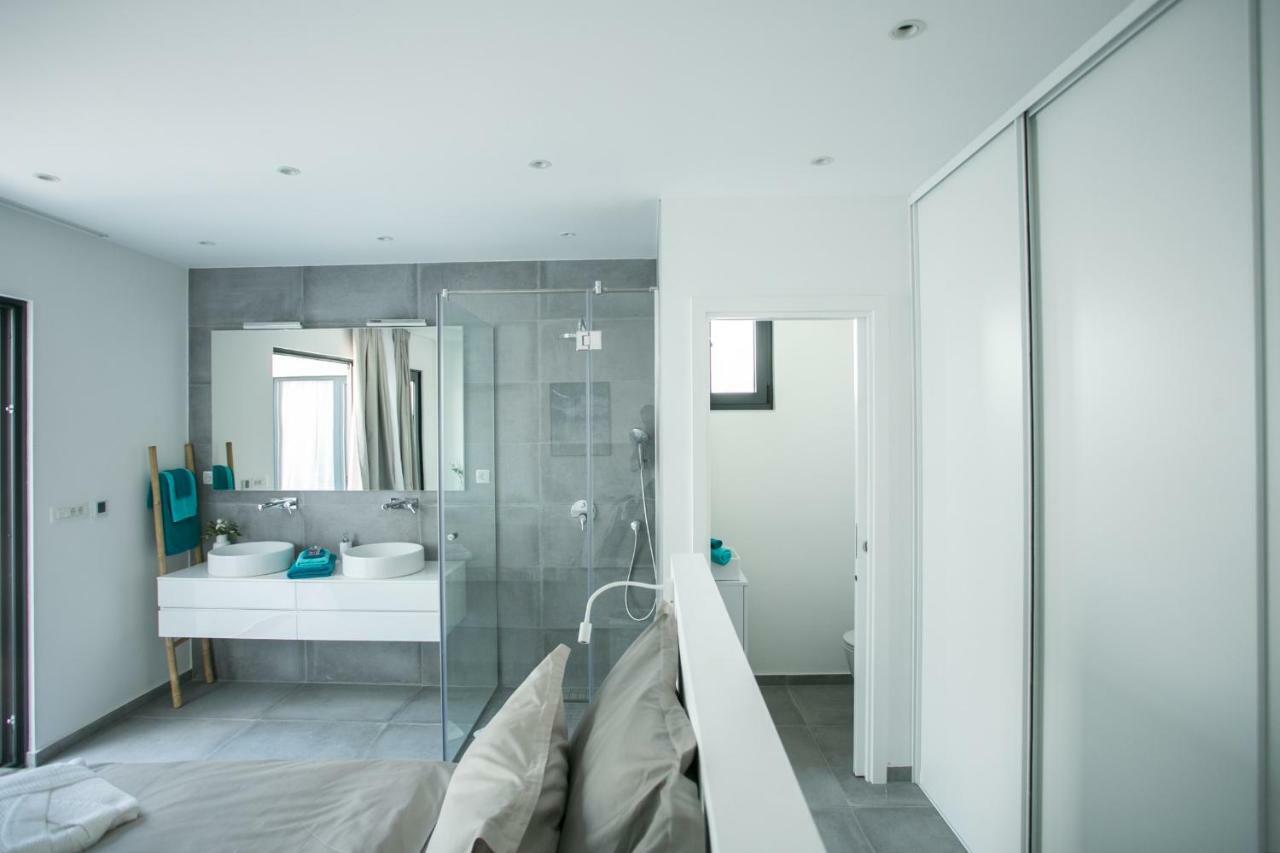 Holiday Home Olive Exclusive - 8 People, Heated Pool, Okrug Gornji, Sea View 特罗吉尔 外观 照片