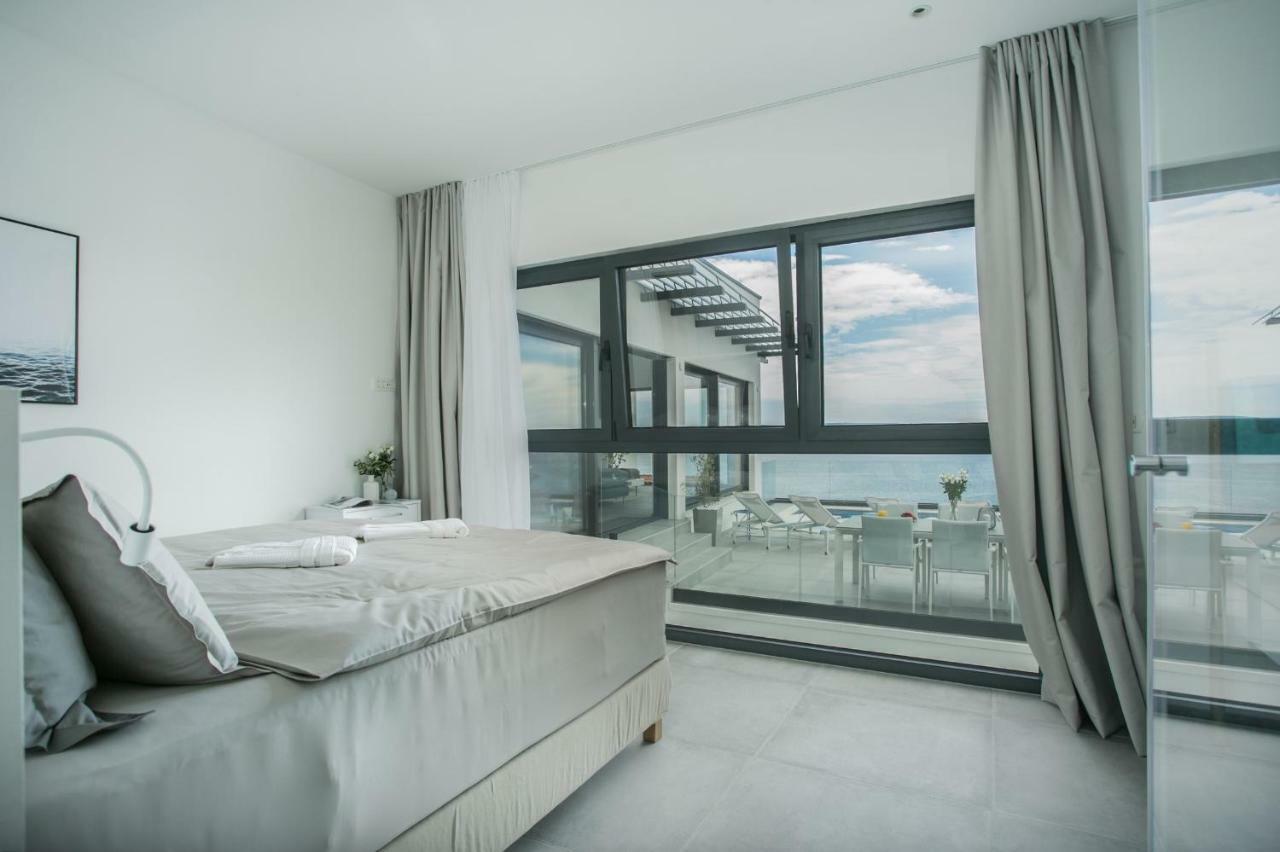 Holiday Home Olive Exclusive - 8 People, Heated Pool, Okrug Gornji, Sea View 特罗吉尔 外观 照片