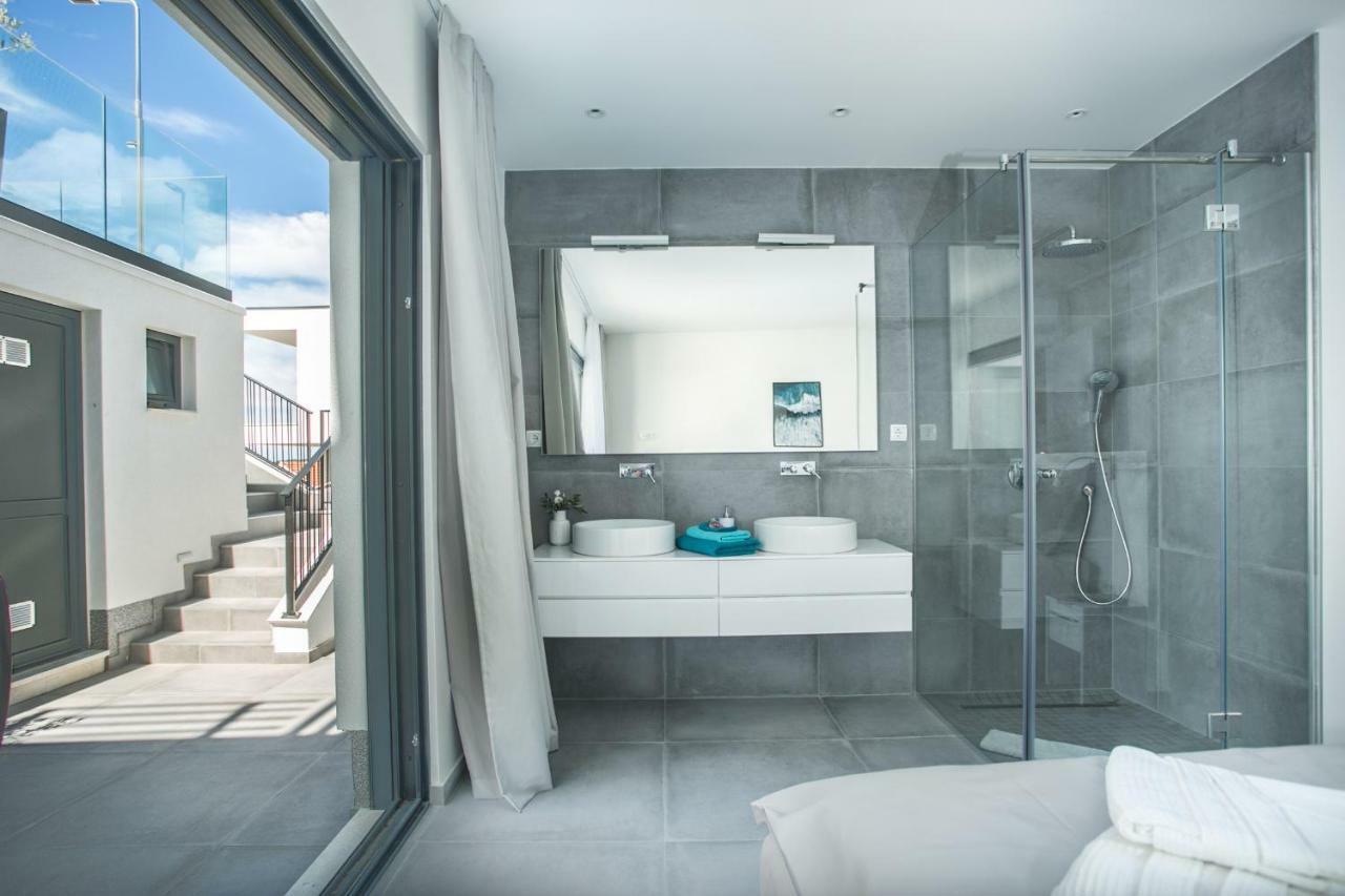 Holiday Home Olive Exclusive - 8 People, Heated Pool, Okrug Gornji, Sea View 特罗吉尔 外观 照片