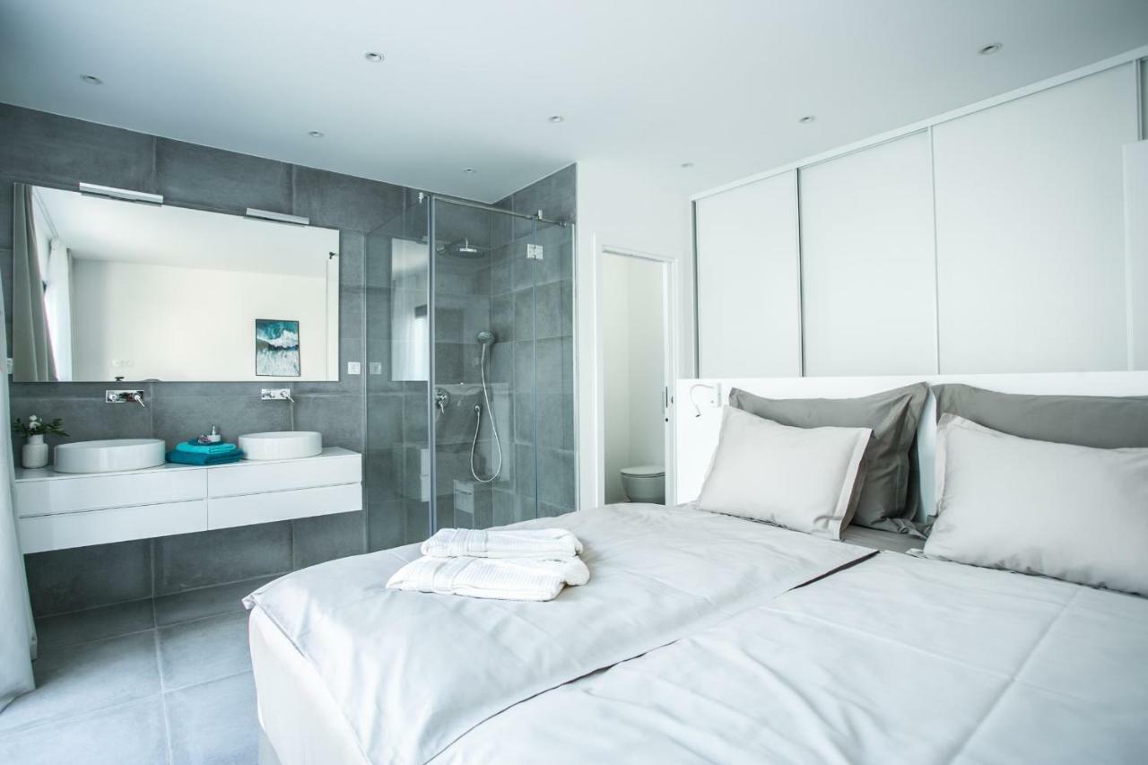 Holiday Home Olive Exclusive - 8 People, Heated Pool, Okrug Gornji, Sea View 特罗吉尔 外观 照片