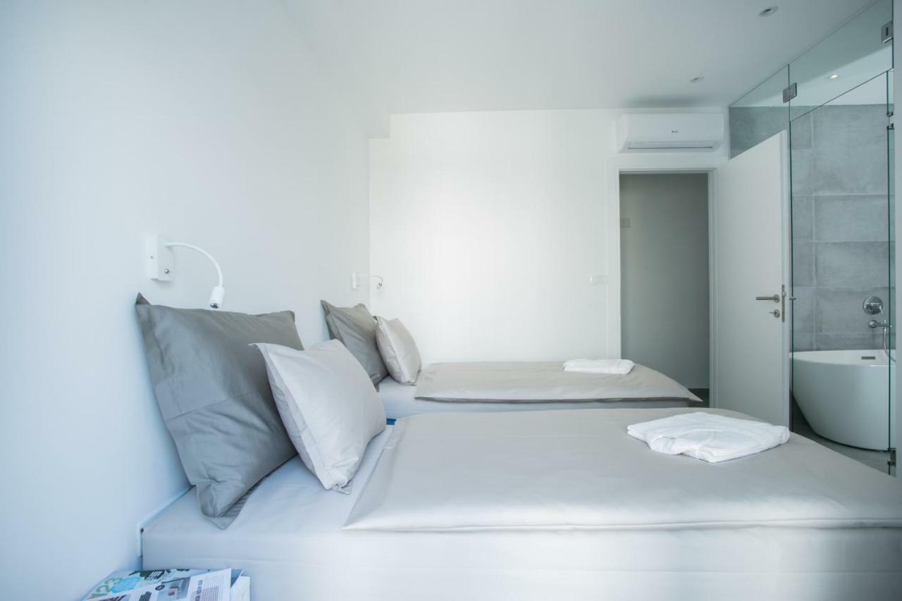 Holiday Home Olive Exclusive - 8 People, Heated Pool, Okrug Gornji, Sea View 特罗吉尔 外观 照片