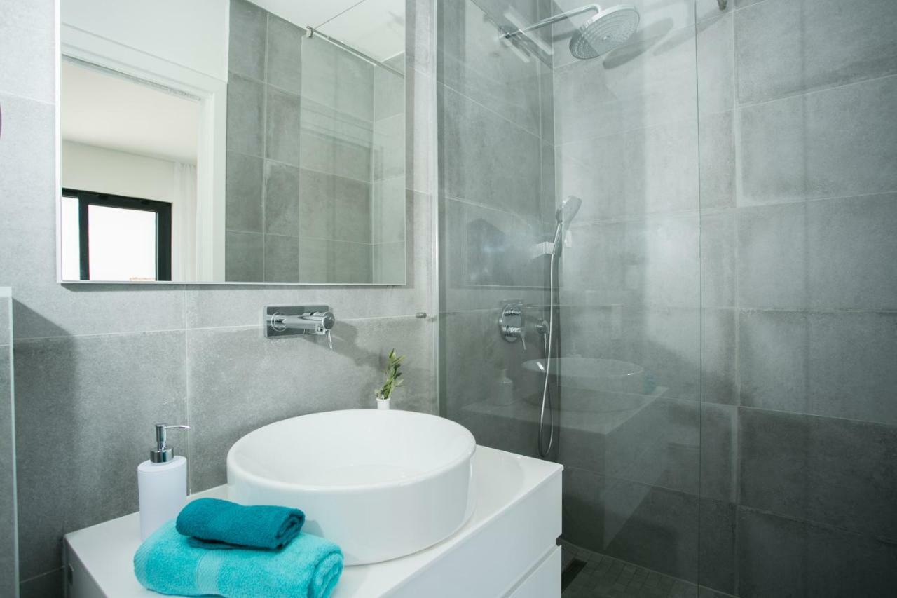 Holiday Home Olive Exclusive - 8 People, Heated Pool, Okrug Gornji, Sea View 特罗吉尔 外观 照片