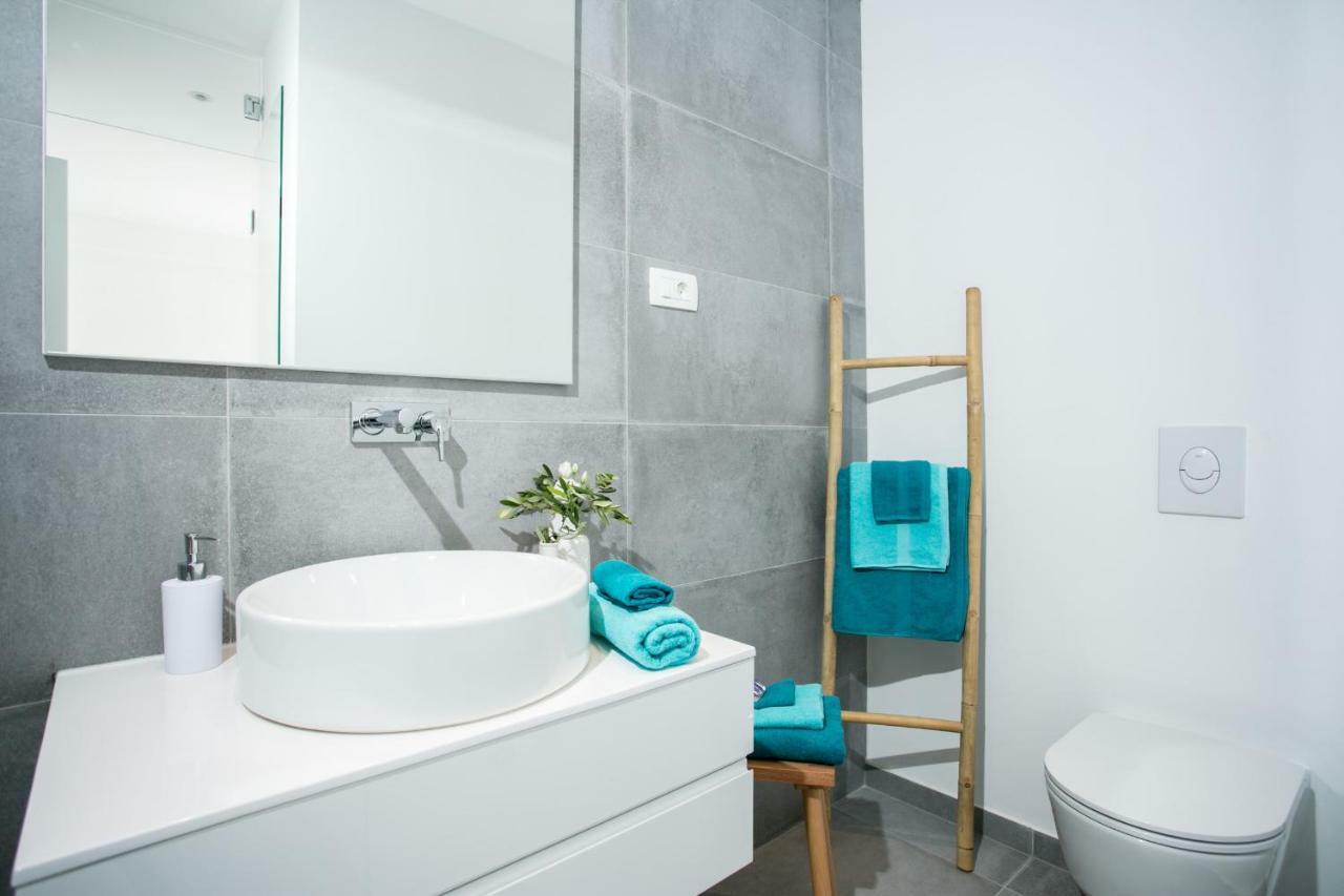 Holiday Home Olive Exclusive - 8 People, Heated Pool, Okrug Gornji, Sea View 特罗吉尔 外观 照片