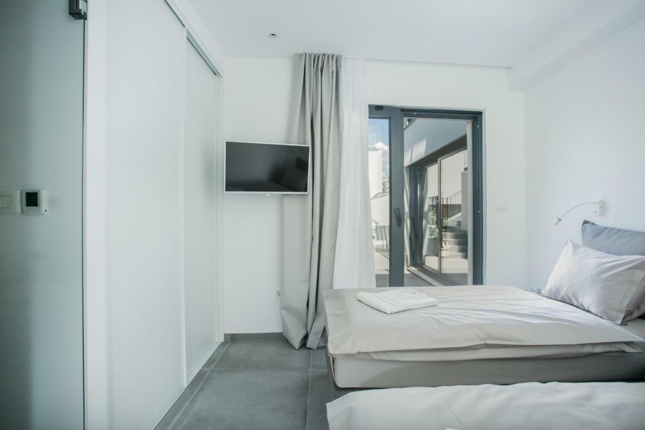 Holiday Home Olive Exclusive - 8 People, Heated Pool, Okrug Gornji, Sea View 特罗吉尔 外观 照片