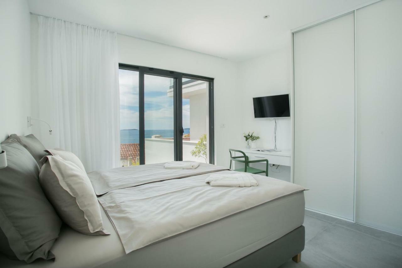 Holiday Home Olive Exclusive - 8 People, Heated Pool, Okrug Gornji, Sea View 特罗吉尔 外观 照片