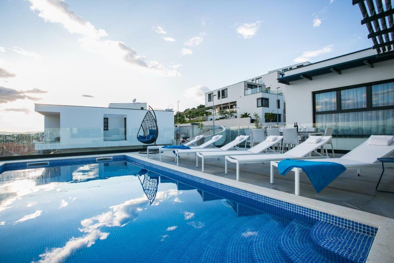 Holiday Home Olive Exclusive - 8 People, Heated Pool, Okrug Gornji, Sea View 特罗吉尔 外观 照片