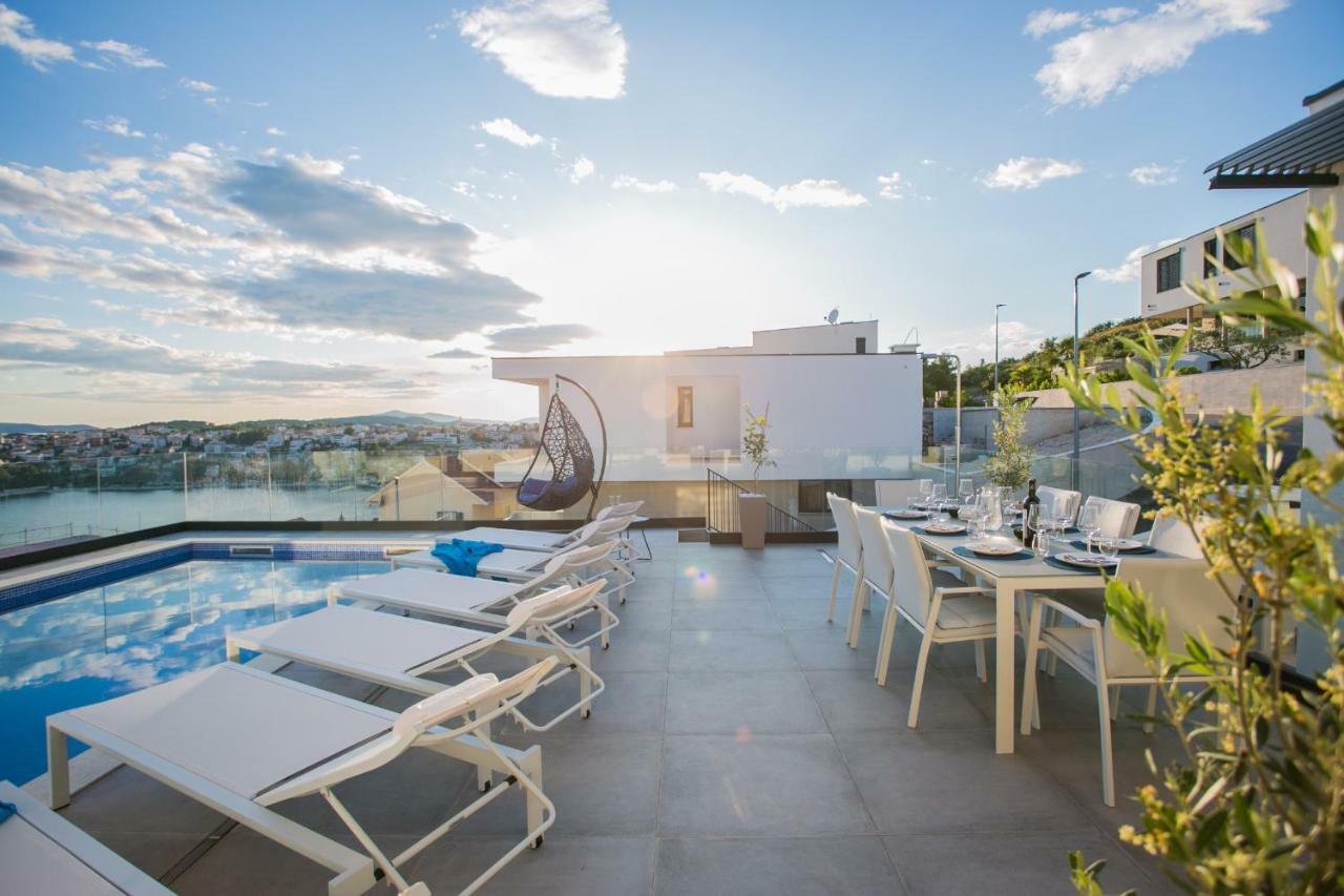 Holiday Home Olive Exclusive - 8 People, Heated Pool, Okrug Gornji, Sea View 特罗吉尔 外观 照片