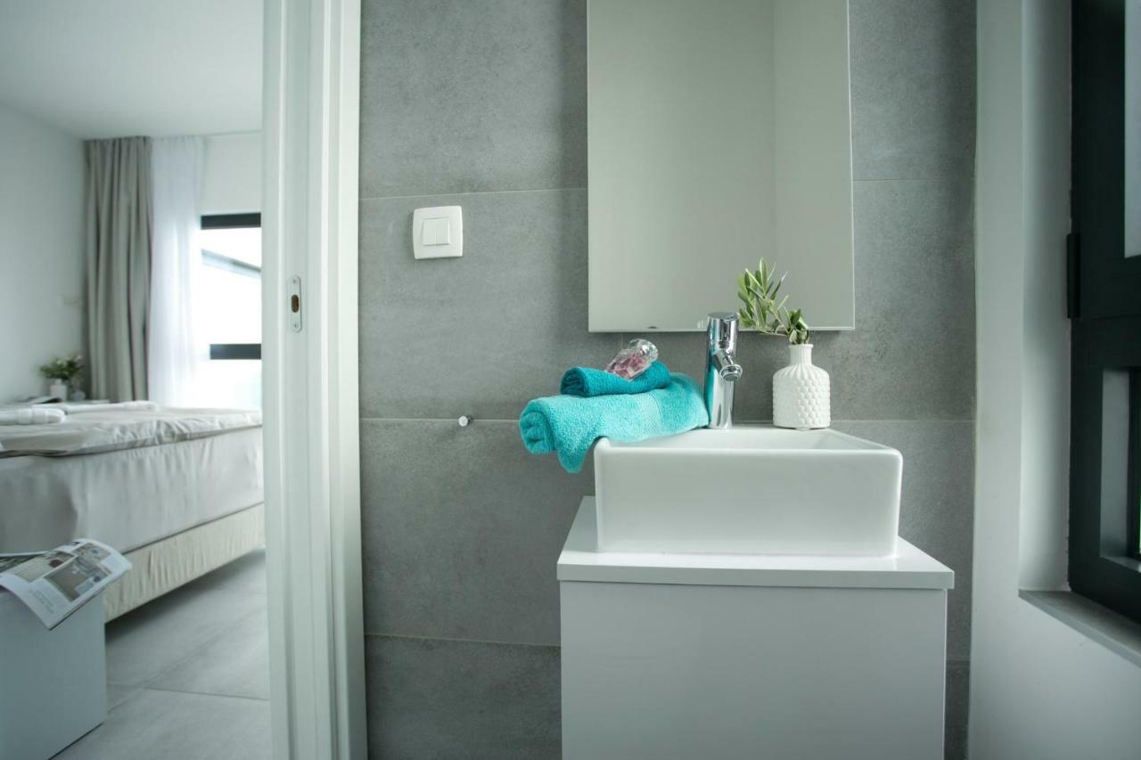 Holiday Home Olive Exclusive - 8 People, Heated Pool, Okrug Gornji, Sea View 特罗吉尔 外观 照片