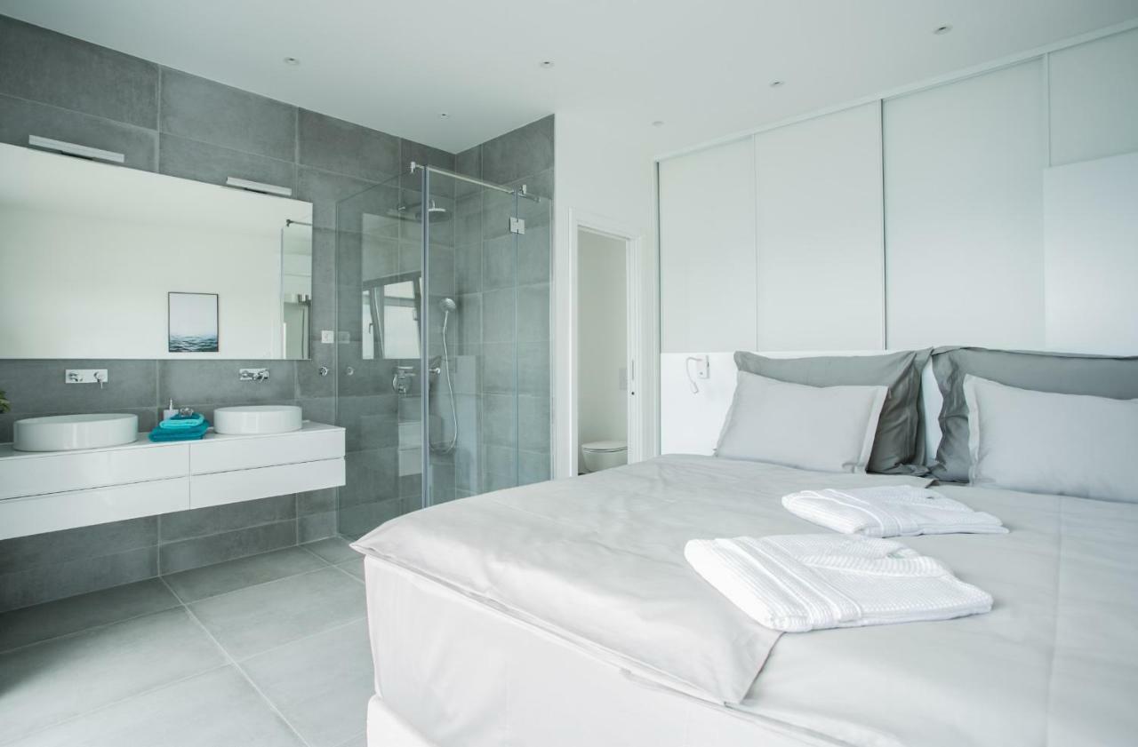 Holiday Home Olive Exclusive - 8 People, Heated Pool, Okrug Gornji, Sea View 特罗吉尔 外观 照片