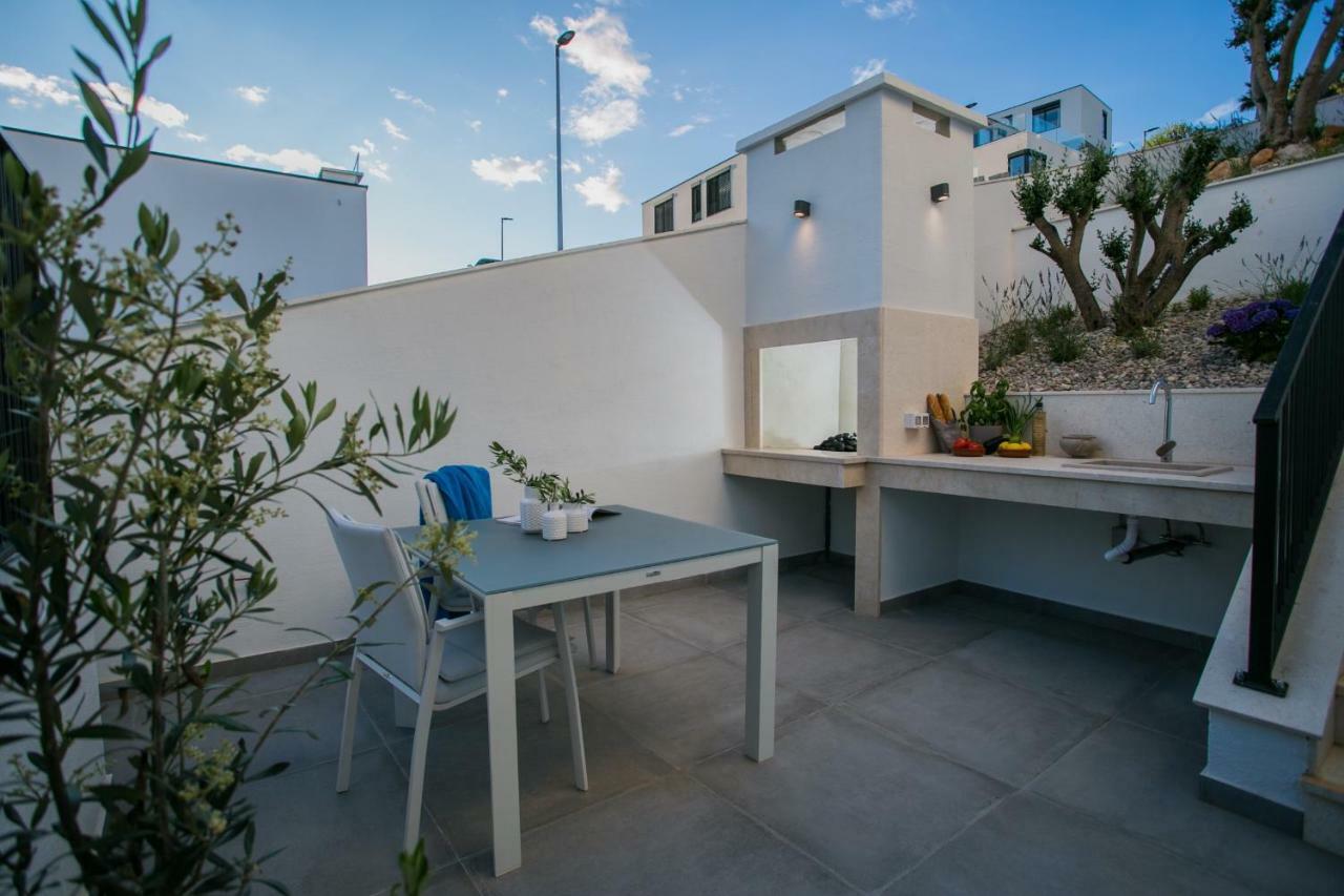Holiday Home Olive Exclusive - 8 People, Heated Pool, Okrug Gornji, Sea View 特罗吉尔 外观 照片