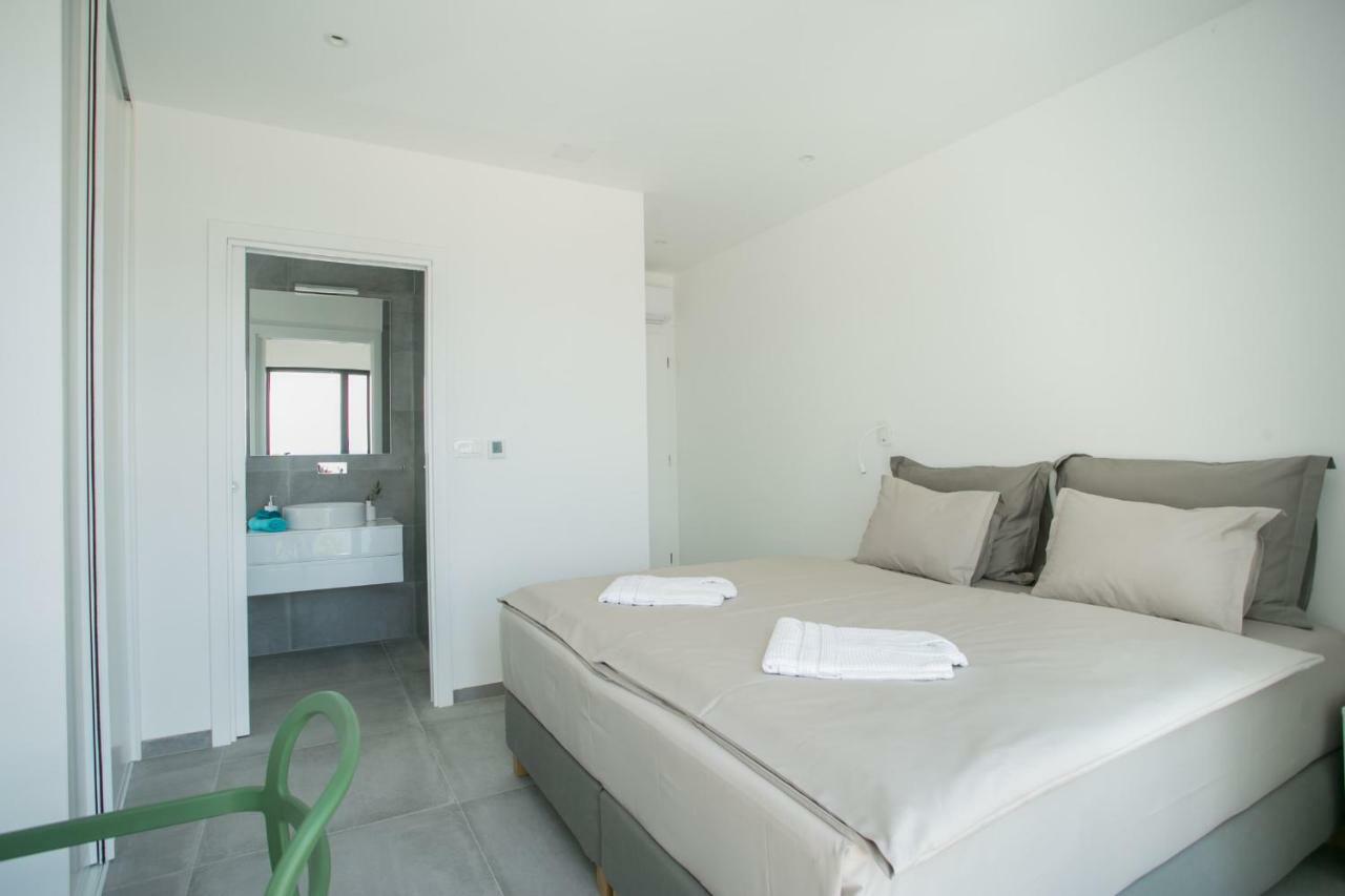 Holiday Home Olive Exclusive - 8 People, Heated Pool, Okrug Gornji, Sea View 特罗吉尔 外观 照片