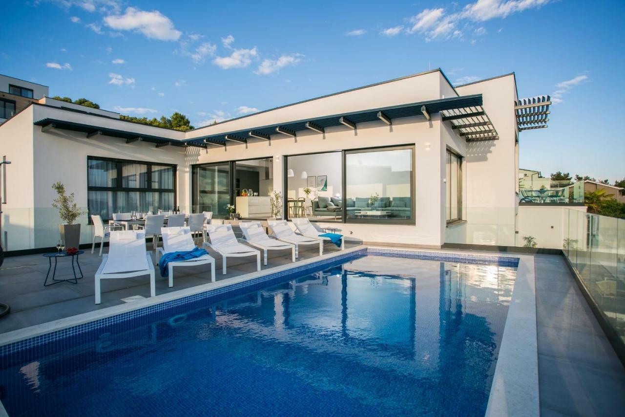 Holiday Home Olive Exclusive - 8 People, Heated Pool, Okrug Gornji, Sea View 特罗吉尔 外观 照片