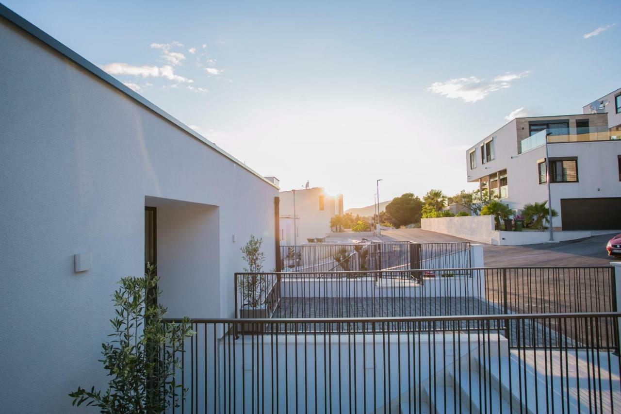 Holiday Home Olive Exclusive - 8 People, Heated Pool, Okrug Gornji, Sea View 特罗吉尔 外观 照片