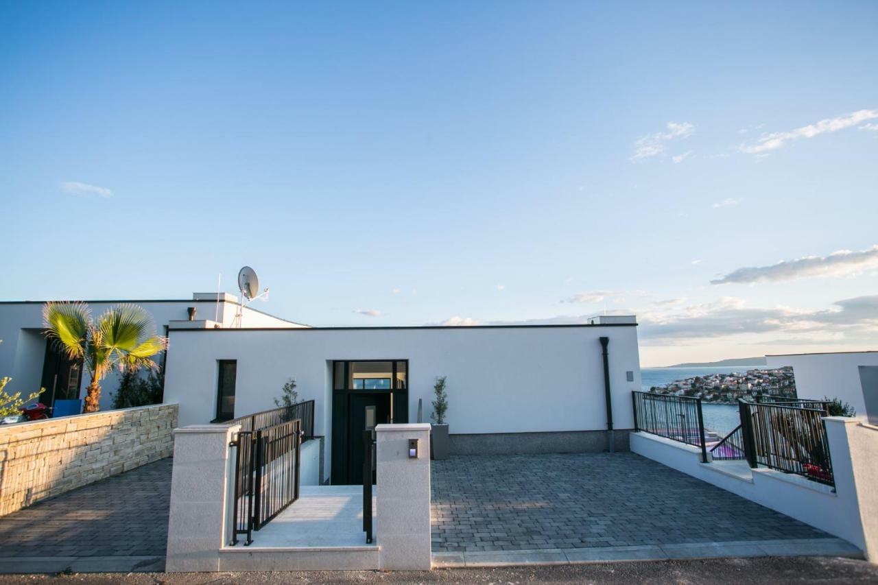 Holiday Home Olive Exclusive - 8 People, Heated Pool, Okrug Gornji, Sea View 特罗吉尔 外观 照片