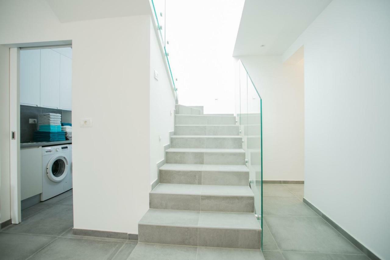 Holiday Home Olive Exclusive - 8 People, Heated Pool, Okrug Gornji, Sea View 特罗吉尔 外观 照片