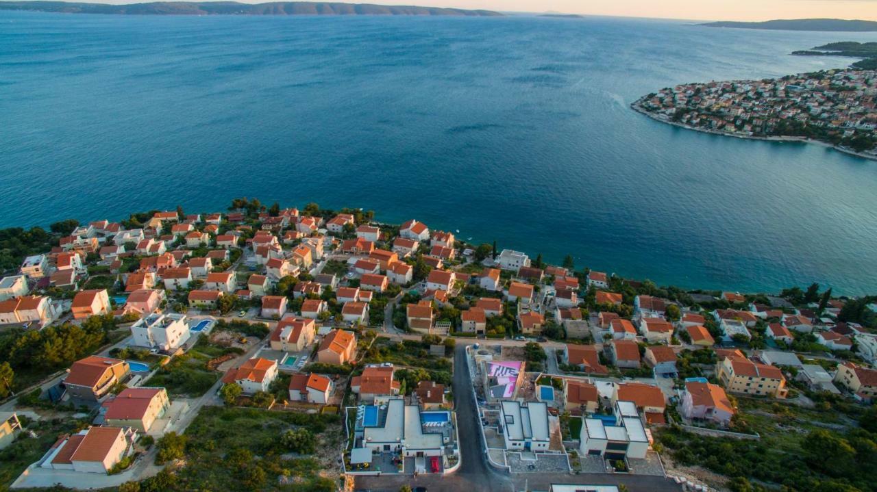 Holiday Home Olive Exclusive - 8 People, Heated Pool, Okrug Gornji, Sea View 特罗吉尔 外观 照片