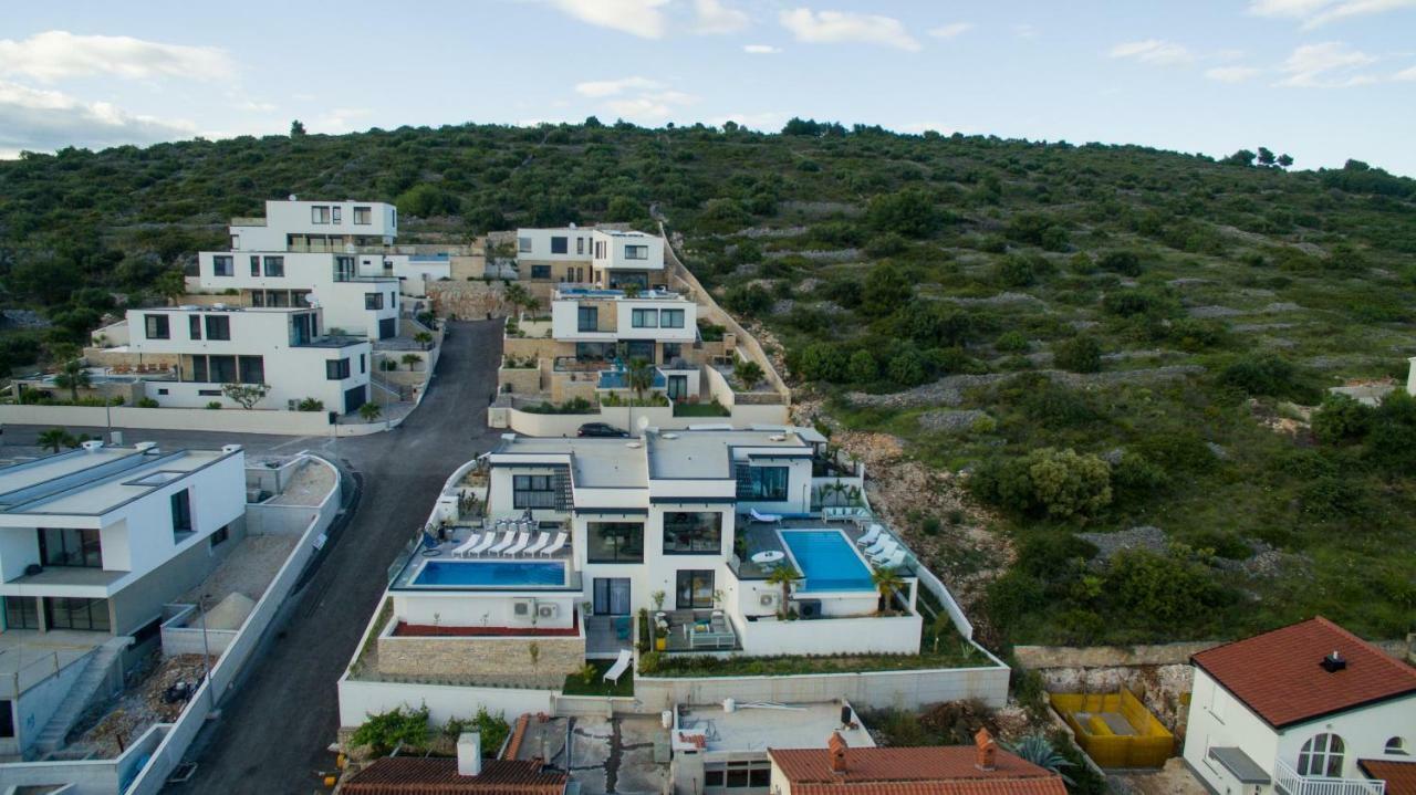 Holiday Home Olive Exclusive - 8 People, Heated Pool, Okrug Gornji, Sea View 特罗吉尔 外观 照片
