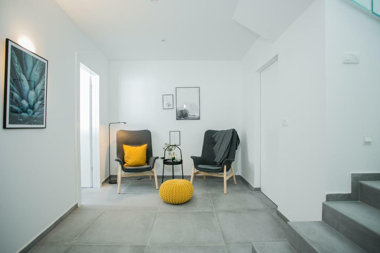 Holiday Home Olive Exclusive - 8 People, Heated Pool, Okrug Gornji, Sea View 特罗吉尔 外观 照片