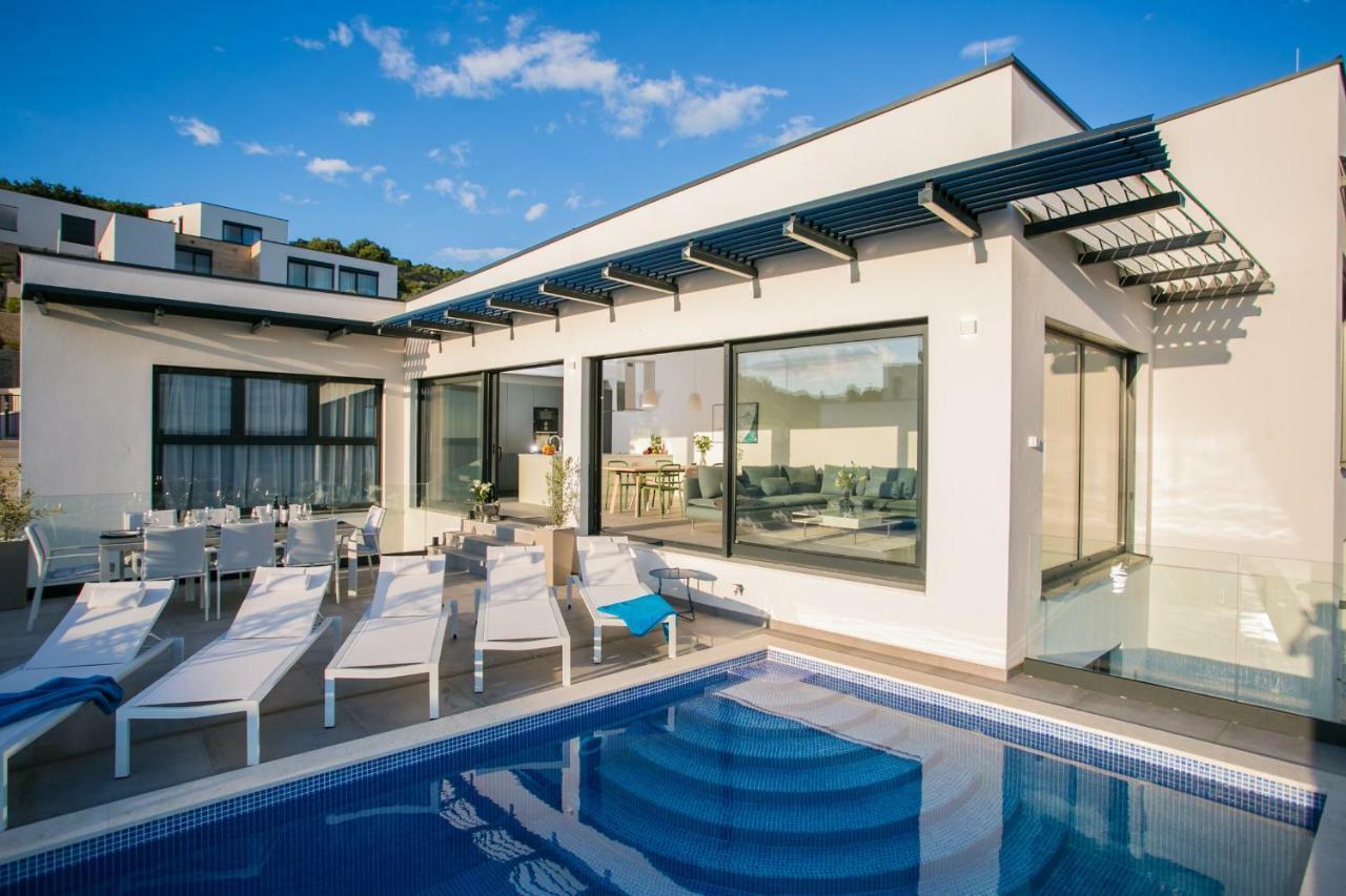 Holiday Home Olive Exclusive - 8 People, Heated Pool, Okrug Gornji, Sea View 特罗吉尔 外观 照片